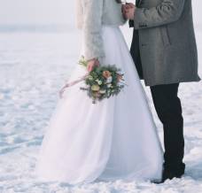 Ślub zimą – jak się ubrać i o czym warto pamiętać? Podpowiada ekspert